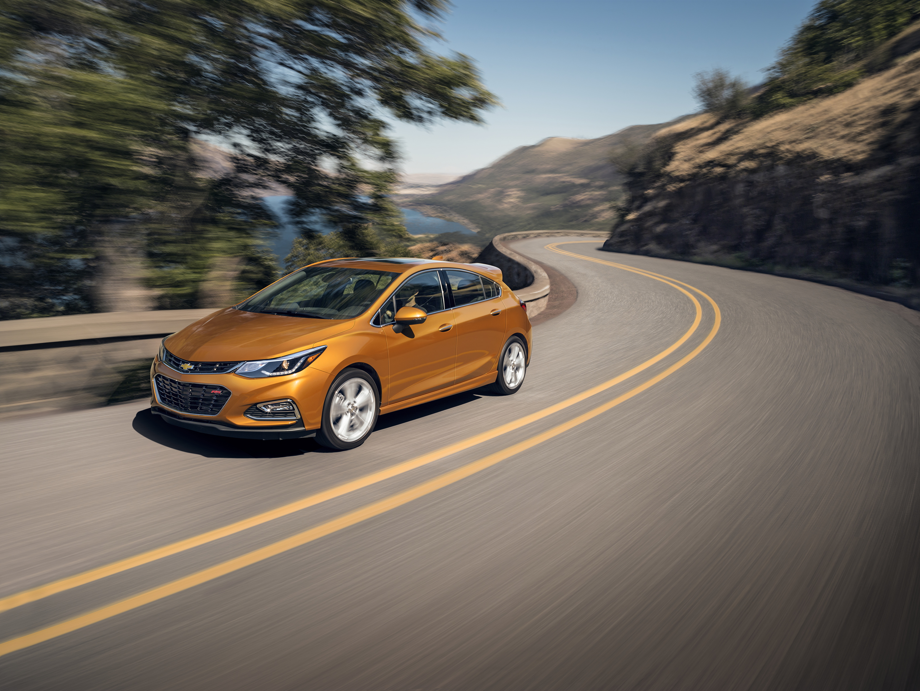 The first ever Cruze Hatch blends sporty design with the versati